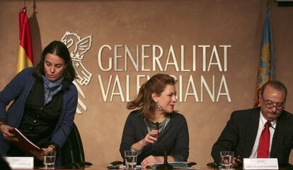 Salvador Hern&aacute;ndiz, en 2010 en una rueda de prensa con la entonces portavoz del Consell, Paula S&aacute;nchez de Le&oacute;n, y la abogada de la Generalitat, Isabel Villalonga. 