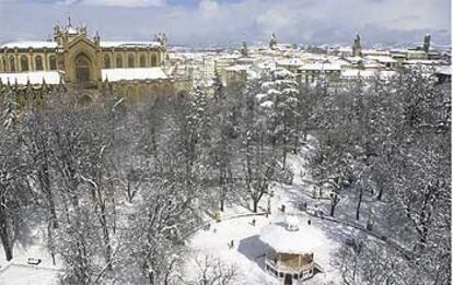 El centro de Vitoria, cubierto por la nieve