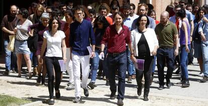 Representantes de Podemos presentando la campa&ntilde;a el jueves pasado.