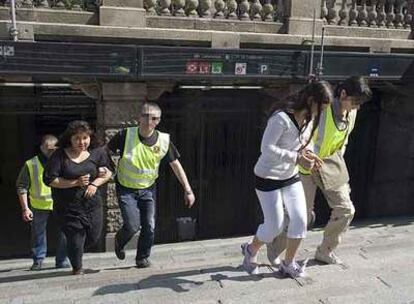 Dos de las detenidas en la 'Operación T-10', el viernes en la plaza de Catalunya.