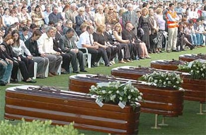 Familiares de los fallecidos lloran durante el funeral por los cinco marineros fallecidos en el naufragio.