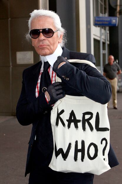 Ese mismo año el diseñador Naco Paris lanzó el bolso de tela con el lema Karl Who? ("¿qué Karl?" en castellano). Al propio inspirador le hizo tanta gracia que se dejó ver con esta pieza tan contento, y eso que Naco había ganado un pleito con Chanel tiempo antes a pesar de haber utilizado el logo de la maison sin permiso. Karl es muy políticamente incorrecto.