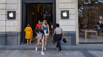 Customers exit the Apple Store on the Champs Elysees Avenue in Paris, France, 14 September 2023.