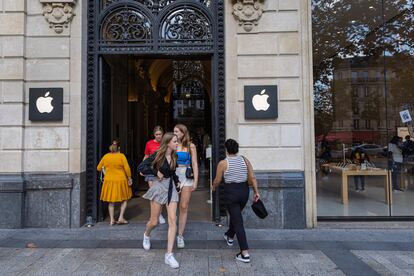 Customers exit the Apple Store on the Champs Elysees Avenue in Paris, France, 14 September 2023.