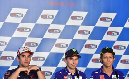 M&aacute;rquez (izquierda), sentado junto a sus dos grandes rivales de la temporada, Lorenzo y Rossi.