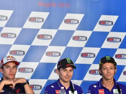 M&aacute;rquez (izquierda), sentado junto a sus dos grandes rivales de la temporada, Lorenzo y Rossi.