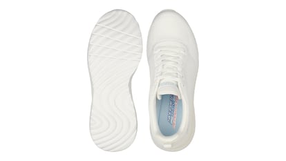 Skechers minimalistas sobre fondo blanco.