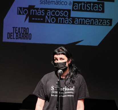 Pamela Palenciano, durante el acto celebrado en el Teatro del Barrio de Madrid contra el acoso y amenazas que sufre por parte de sectores de ultraderecha.