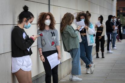 Residentes del Galileo Galilei en la cola para hacerse las pruebas de PCR antes del confinamiento del colegio.