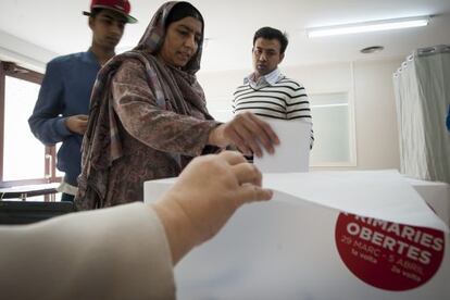 Una mujer inmigrante votaba ayer en las primarias del PSC en Ciutat Vella.
