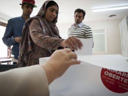 Una mujer inmigrante votaba ayer en las primarias del PSC en Ciutat Vella.