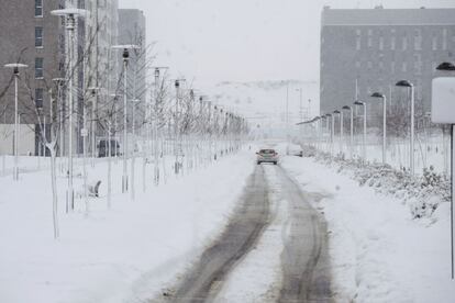 La nieve y el hielo dificultan el tráfico por las calles de Vitoria.