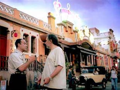 Antonio Resines y Fernando Trueba durante el rodaje de 'El embrujo de Shanghai' en Barcelona.