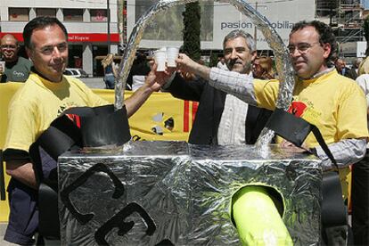 Llamazares brinda con Carlos Bravo, de Greenpeace y Francisco Castejón, de Ecologistas en Acción.