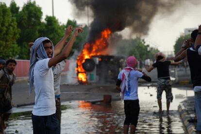 Manifestantes antigubernamentales se enfrentan a la policía ayer en Adén, al sur del país.
