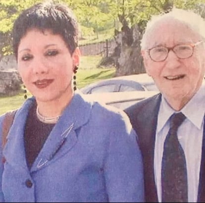 El matrimonio Carlos y Ruth Bousoño, en 2001, en una imagen facilitada por esta.