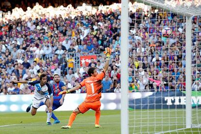 Messi lanza la pelote a la portería de Deportivo marcando el cuarto gol del Barcelona.