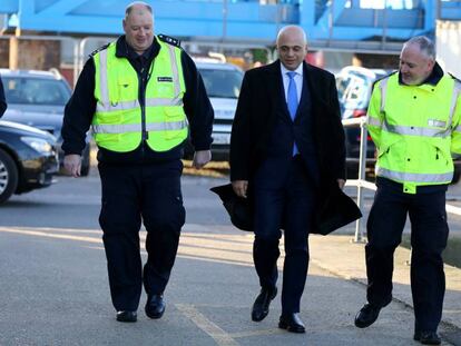 El ministro de Interior de Reino Unido, Sajid Javid, visita la Patrulla de Fronteras de Dover este miércoles.