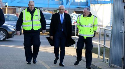 El ministro de Interior de Reino Unido, Sajid Javid, visita la Patrulla de Fronteras de Dover este miércoles.