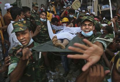 Una mujer es rescatada con vida del edificio derrumbado en Savar, cerca de Dacca (Bangladesh), 25 de abril de 2013.