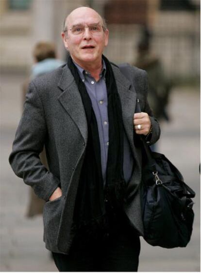Neil Aspinall sale de la corte de Londres, en una imagen de 2006