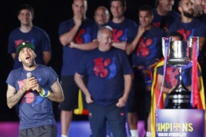 Alves, en la cleebración del domingo pasado en el Camp Nou.