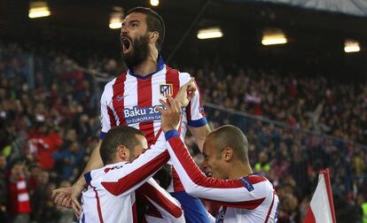 Arda Turan (c) celebra con sus compañeros, el gol marcado por el centrocampista del equipo, Mario Suárez (i).