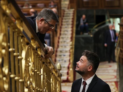 Los portavoces parlamentarios del PSOE, Patxi López (izquierda), y ERC, Gabriel Rufián, el 24 de noviembre en el Congreso durante la última jornada de debate y votación de los Presupuestos.