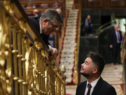 El portavoz parlamentario del PSOE, Patxi López (a la izquierda), y el de ERC, Gabriel Rufián, durante un pleno el pasado noviembre.