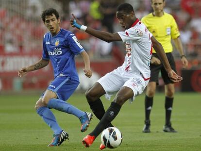 Kondogbia pelea el bal&oacute;n con Parejo.