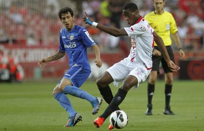 Kondogbia pelea el balón con Parejo.