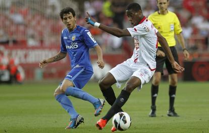 Kondogbia pelea el bal&oacute;n con Parejo.