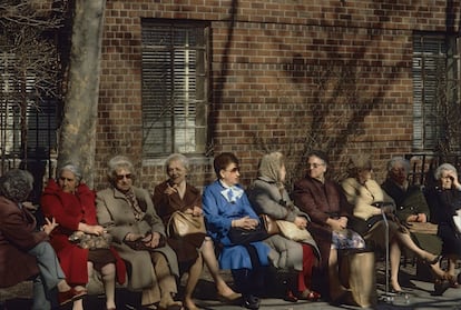 NY, USA. 1984. Greenwich village. Mulheres idosas debaixo do sol.