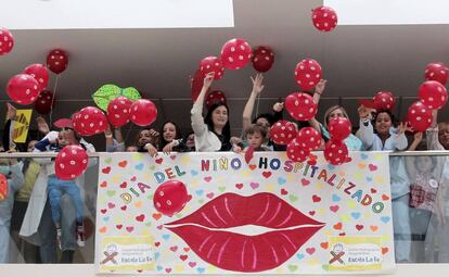 La Consellera de Sanidad, Carmen Montón, asiste al lanzamiento de globos y besos por el Dia Internacional del Niño Hospitalizado en el hospital La Fe de Valencia.