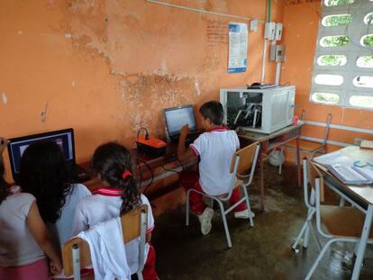 En la zona rural de Cartagena del Chairá las escuelas ahora aprovechan la instalación de la electricidad.