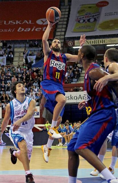 Juan Carlos Navarro entra a canasta.