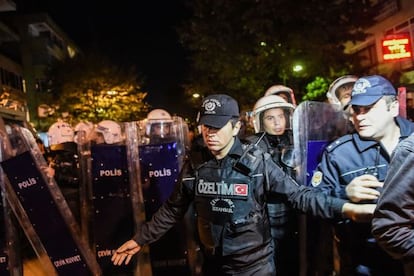 La policía desaloja a los periodistas de la sede intervenida.