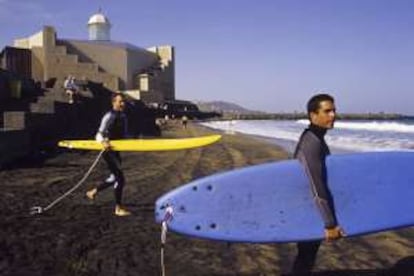 Surfistas en Los Muellitos, junto al Auditorio Alfredo Kraus, en Las Palmas de Gran Canaria.