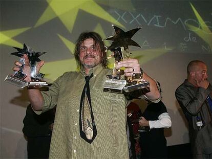 El director macedonio Ivo Trajkov, ganador de la Palma de Oro con <i>Golemata voda,</i> ayer en la ceremonia de clausura de la Mostra.