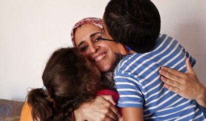 Houssnia El Khadiri y sus hijos Fouad y fadwa, que necesitan una terapia enzimática.