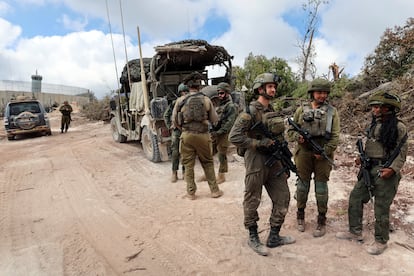 Soldados isralíes, este domingo en el frente del sur de Líbano. Esta fotografía fue revisada por el ejército de Israel como requisito para su publicación.