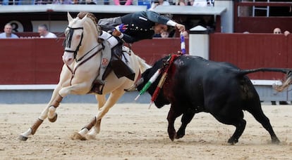 Diego Ventura se inclina sobre un toro, ayer en Las Ventas.
