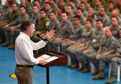 El presidente Juan Manuel Santos durante un acto con militares.