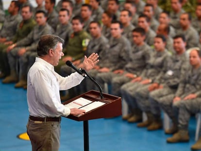 El presidente Juan Manuel Santos durante un acto con militares.