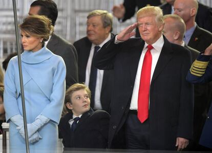 Otra imagen del matrimonio Trump que pasará a la historia de los desplantes de la primera dama fue durante el acto de toma posesión de Trump, el 20 de enero de 2017, cuando ambos se dedicaron una mirada. Ella le sonrió mientras aplaudía y él agradeció el apoyo, pero cuando el presidente se giró, el rostro de Melania Trump cambió drásticamente y su sonrisa dio paso a un rictus serio.