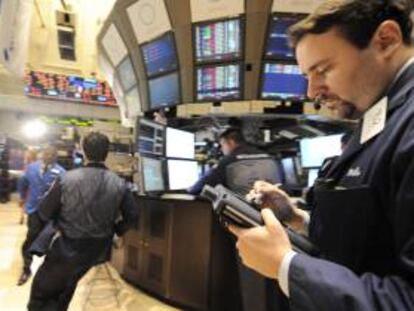 Media hora después del inicio de la sesión, ese índice restaba 17,01 puntos para situarse en 13.234,96 puntos. EFE/Archivo