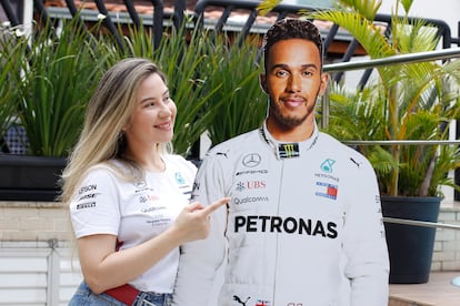 A fã Beatriz Libardi com seu totem de Lewis Hamilton, em tamanho real.