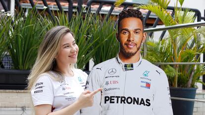 A fã Beatriz Libardi com seu totem de Lewis Hamilton, em tamanho real.