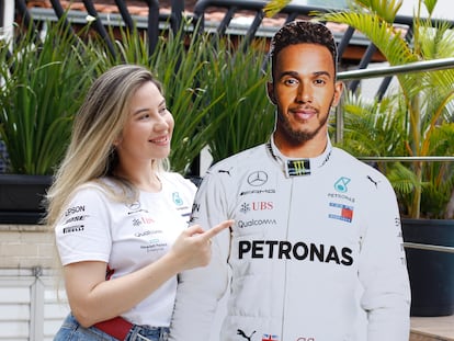 A fã Beatriz Libardi com seu totem de Lewis Hamilton, em tamanho real.