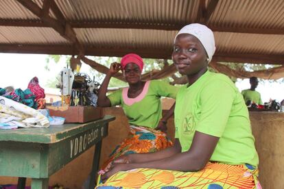 Dos jóvenes esperan el inicio de clases en la escuela de EDUCO en Tamale. Ellas no sólo quieren aprender a coser sino también quieren asistir a la universidad.